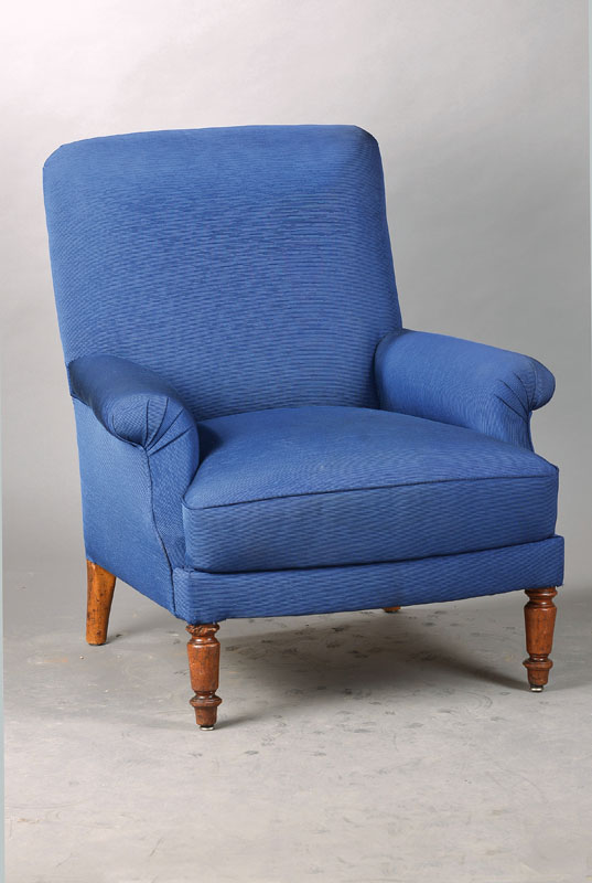 Blauer Sessel um 1870 ,Nussbaum massiv, vollgepolstert, Armlehnen auch gepolstert, gedrechselte Füße, Bezugsstoff hat leichte Gebr.-Sp., ein Fuß ...
