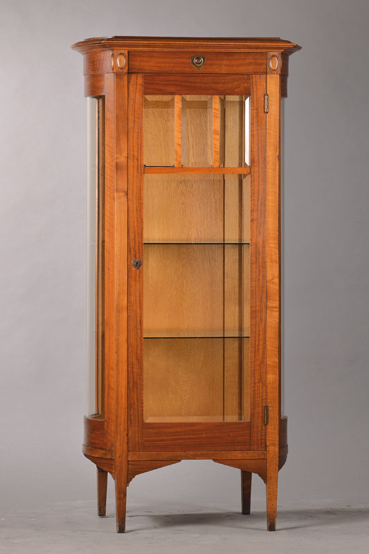 Vitrine um 1910 , Nussbaum massiv, 3-seitig alt verglast, seitlich gebogte Scheiben, Front mit facett. Scheiben, 1 Schublade, 1- türig, 3 ...