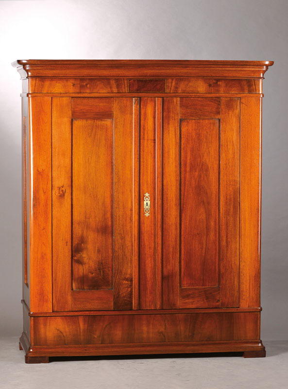 Biedermeierschrank, Pfalz um 1850, Nußbaum massiv, Gesims und Sockel hochstehend furniert, zweitürig, große Kassetten, Schellackpolitur, ein ...