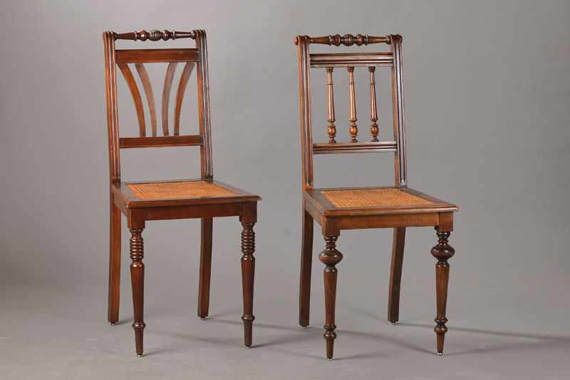 Lot aus 4 Gründerzeitstühlen, deutsch um 1880, unterschiedlich, Eiche u. Buche, Sitzflächen mit Geflecht ausgelegt, Rückenlehnen je 2x mit ...