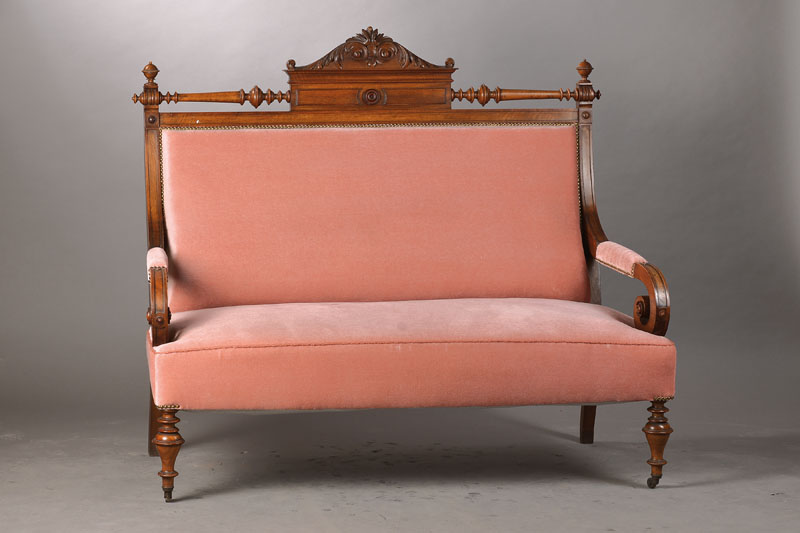 Sofa / Bank, deutsch um 1880/90, Nussbaum massiv, in typischer Gründerzeitornamentik mit Balusterfialen, etc., neu bepolstert u. bezogen, kl. ...