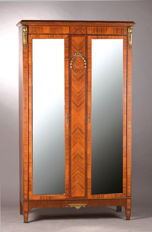 Schrank, im Louis-Seize-Stil um 1900, Rosenholz z.T. auf Kreuzfuge verlegt, 2-türig je mit facettiertem Spiegel, klassizistische Messingappliken, ...