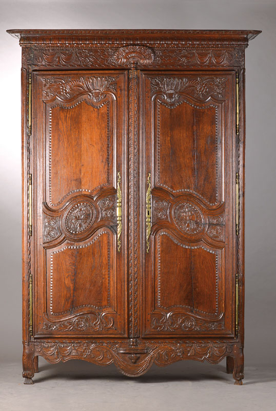 Barockschrank, sog. Hochzeitsschrank, wohl Normandie um 1760/70, Eiche massiv, üppige Flachschnitzerei z.T. bereits in frühklassizistischen ...
