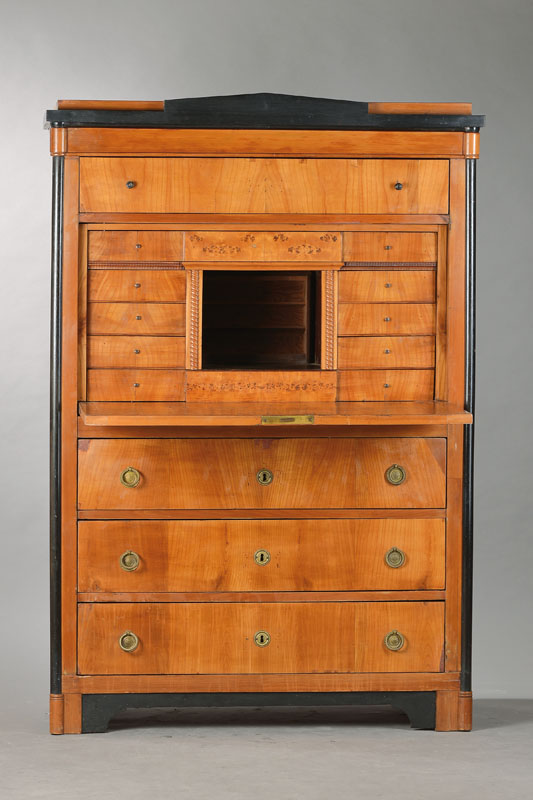 Standsekretär, wohl mitteldeutsch um 1820/30, Kirschbaum massiv, geschwärzter Spitzgiebel u. seitl. 3/4-Säulen, Kopfschub mit Knaufen, Innenleben ...