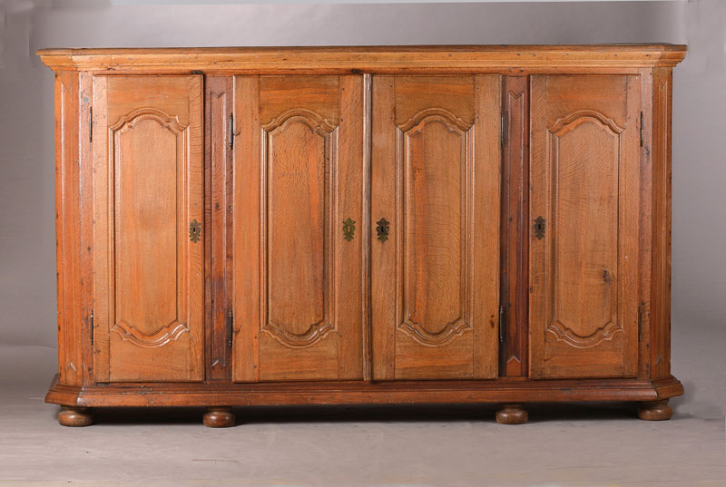 Anrichte, aus barocken Teilen um 1900 zusammengesetzt, Eiche massiv, 4- türig, Türen je in barocker Manier kassettiert, Innen viele Einlegebretter, ...