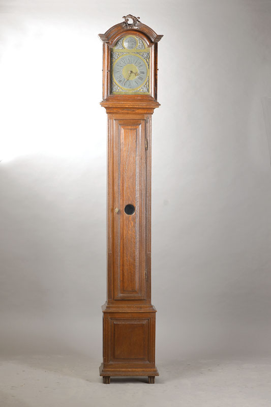 Standuhr, um 1850, Eiche mit Schnitzwerk, z.T. restauriert, Werk u. Zifferblatt neuzeitlich, mit Pseudosignatur, Messingplatinenwerk, mass. ...