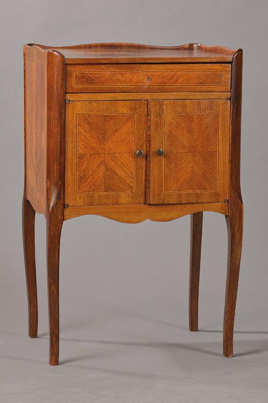 Nachtschränkchen, 1.H.20.Jh., Nussbaum u. Buche, 1-schübig, 2-türig, min. verzogen, Gebr.-Sp., ca. 61x38x30 cm