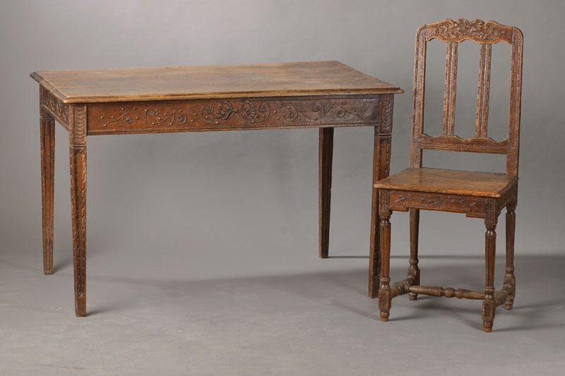 Tisch u. 4 Stühle, Frankreich um 1770/80, Eiche massiv, Flachschnitzereien der Stühle u. des Tisches in Motiven des Klassizismus u.a. mit ...
