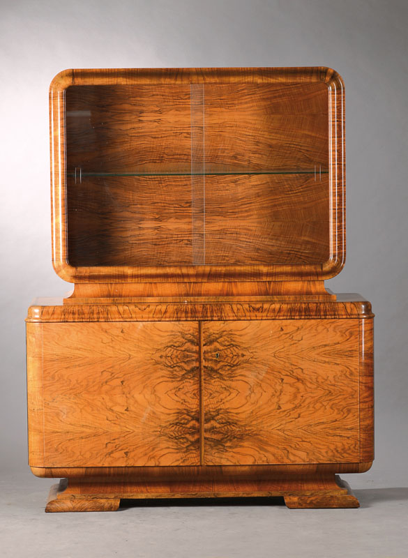 Aufsatzvitrine, deutsches Art-Deco um 1930/32, kaukasisches Nussbaum vielfach gespiegelt verlegt, lebendiges Furnierbild, Aufsatz u. Unterbau in ...