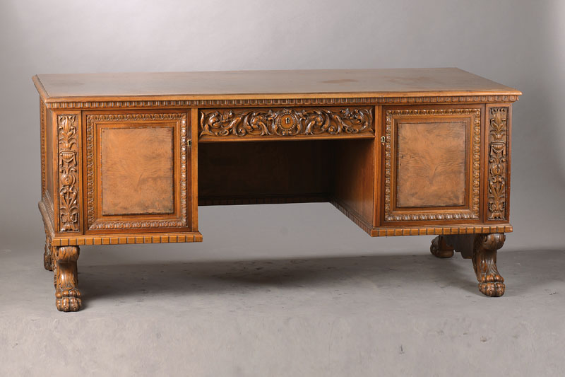 Herrenschreibtisch, im Renaissance-Stil um 1930, Nussbaum massiv u. furniert, 1-schübig u. 2-türig mit ausziehbaren Fächern, reiche ...