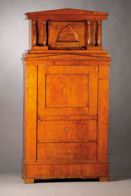 Wäscheschrank in Form eines Sekretärs, deutsch, Berliner Raum, um 1840-50, Nußbaumfurnier, Aufsatz mit Vollsäulen, starkeFurnierschäden und ...