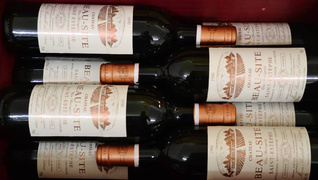 12 Flaschen 1990 Chateau Beau-Site, Saint - Estephe, Cru Bourgeois, je ca. 75 cl, top shoulder u. besser, Etiketten in sehr gutem Zustand, Kapseln ...
