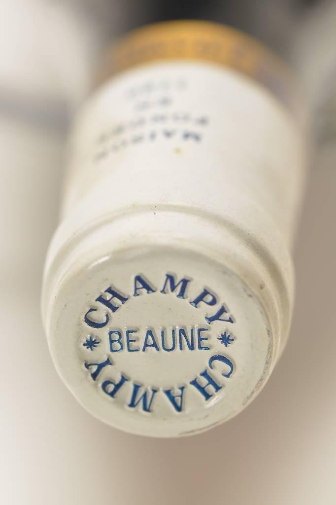 Detail a: 6 Flaschen 1993 Hospices de Beaune, Premier Cru, Cote d'Or, je ca. 75 cl, Abstand zwischenKorken u. Wein ca. 1-2 cm, Kapseln teilw. mit ...