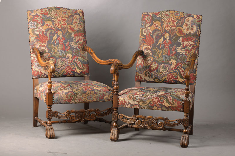 Paar Armlehnsessel, 2.H.20.Jh., Nussbaum nach holländlichem Vorbild von 1710, beschnitzt u. durchbrochener vorderer Steg, Sitz u. Lehne mit ...