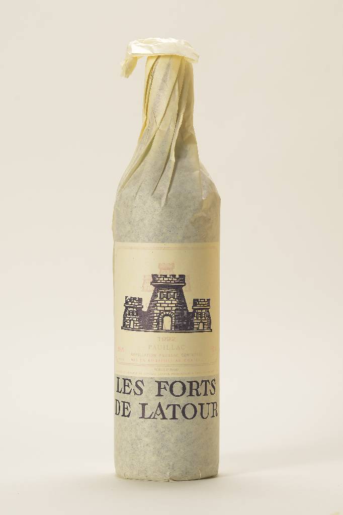 12 Flaschen 1992 Les Forts de Latour, Pauillac, into neck, je ca. 75 cl, alle in Originalpapier eingewickelt, sehr guter Erhaltungszustand, in ...