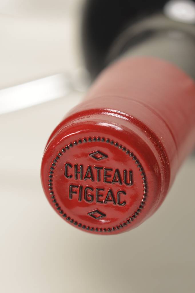 Detail a: 12 Flaschen 1990 Chateau Figeac, St. Emilion, je ca. 75 cl, into neck u. besser, in Originalholzkiste, sehr guter Erhaltungszustand, unverkostet. 94 ...