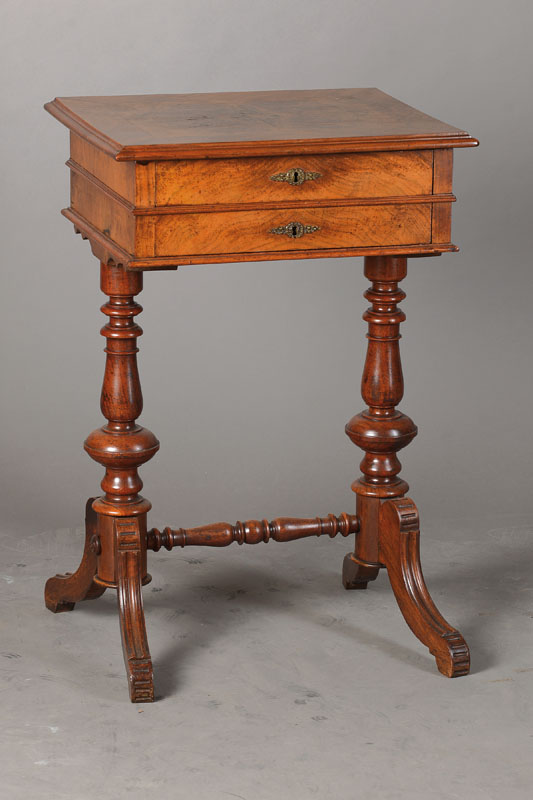 Nähtischchen, deutsch um 1880, Nussbaum massiv, z.T. auf Kreuzfuge verlegt, 2-schübig, aufklappbarer Deckel, erster Schub mit reicher ...