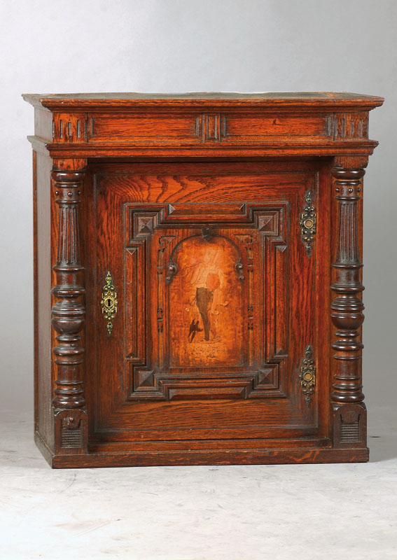 1-türiges Schränkchen, deutsch um 1880, Eiche massiv, im Renaissance-Stil, seitl. 3/4 -Säulen, Tür mit vielfach verkröpfter Kassette, diese mit ...