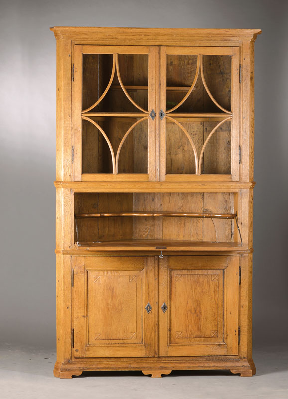 Aufsatzeckschrank, deutsch um 1830, Eiche massiv, Vitrinenoberteil 2-türig, Innen ein Einlegeboden, Mittelteil mit Schreiblade mit geschweiftem ...