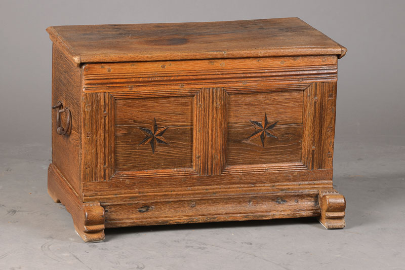 Kleine Barocktruhe, nach nordwestdeutschem Vorbild von 1770/80 aus alten Teilen, Eiche massiv, Front mit aufgeblendeten Kassetten, Kompassintarsie, ...