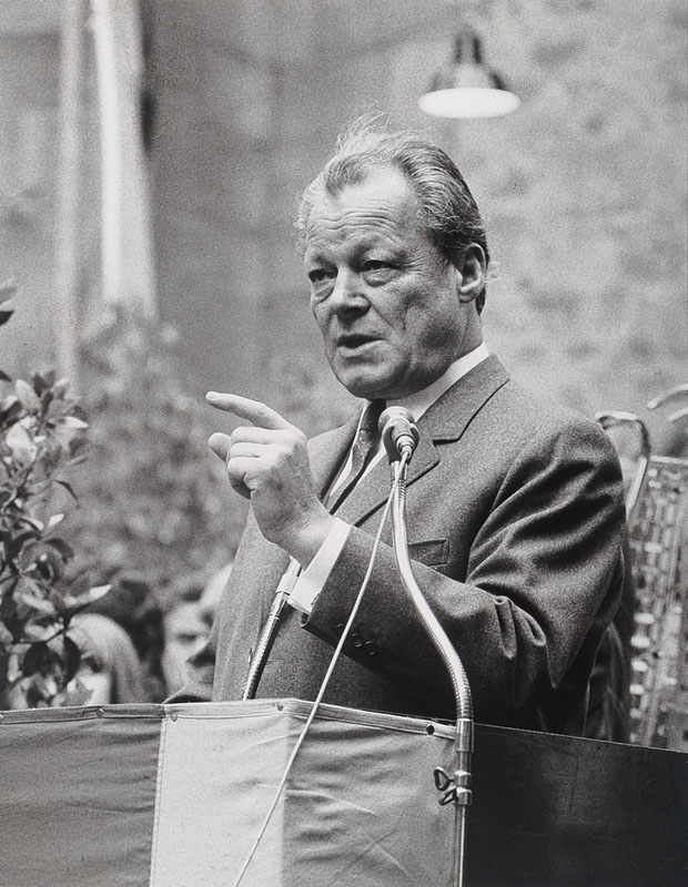 Hartmut Frien, Kunstfotograf, hier: Aufnahme von Willy Brandt, handsigniert am 27.11.1981, Fotografie entstanden 1980, Autograph mit feiner ...