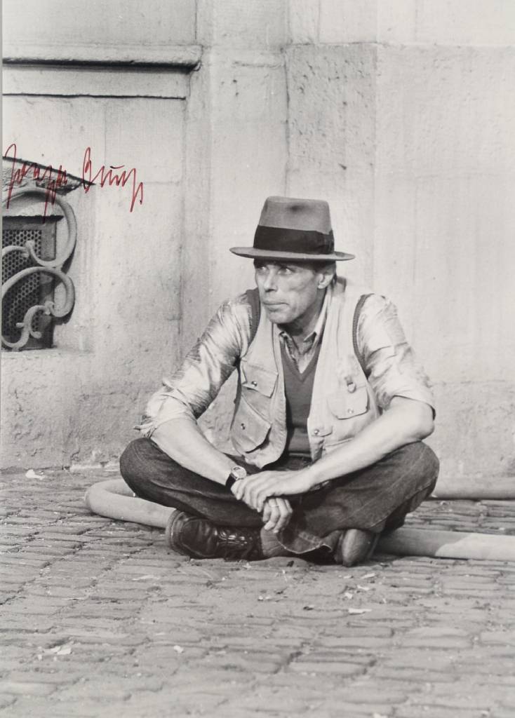 Joseph Beuys, 1921-1986, Werner Krüger, geb. 1917, Fotografie von Joseph Beuys, Silbergelatineabzug, handsigniert von Beuys, rückseitig nummeriert ...