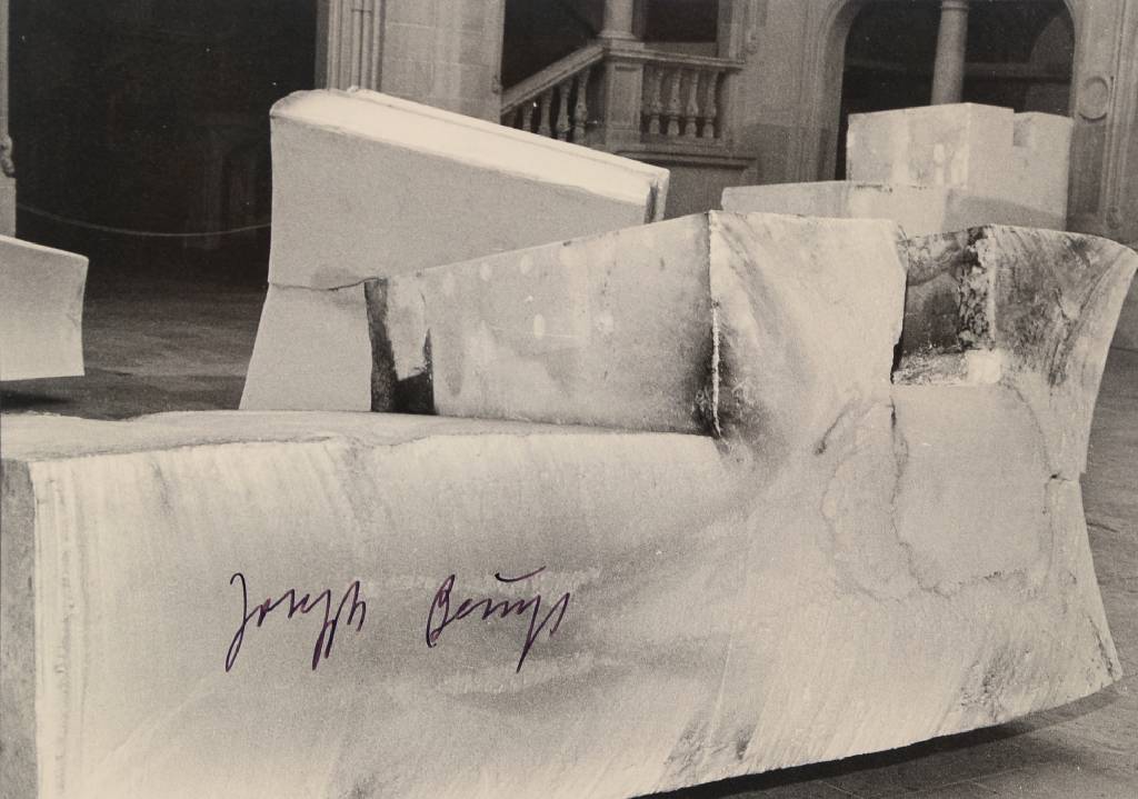 Joseph Beuys, 1921-1986, Werner Krüger, geb. 1917, Fotografie von Joseph Beuys, Silbergelatineabzug, handsigniert von Beuys, rückseitig nummeriert ...