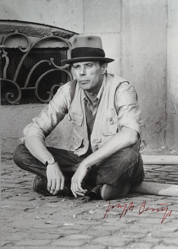 Joseph Beuys, 1921-1986, Werner Krüger, geb. 1917, Fotografie von Joseph Beuys, Silbergelatineabzug, handsigniert von Beuys, rückseitig nummeriert ...