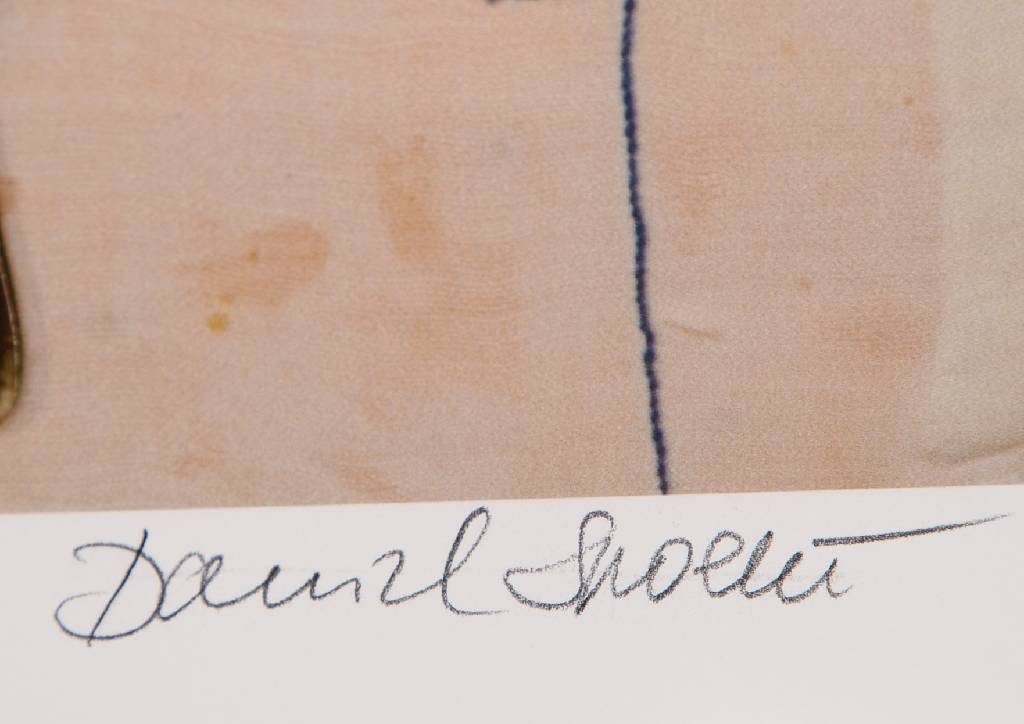 Detail b: Daniel Spoerri, geb. 1930, Kinderstuben Fallenbild, 3D-Giclee auf Papier, rechts unten signiert, nummeriert 18/50, Blattgr. ca. 111,5x55,5 cm