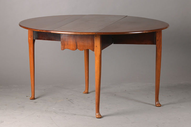 sog. Oblongtable, England, um 1900, Nussbaum massiv, ca. 71x112x36cm, beide Wagen aufklappbar ca. 125cm, Gebrauchsspuren