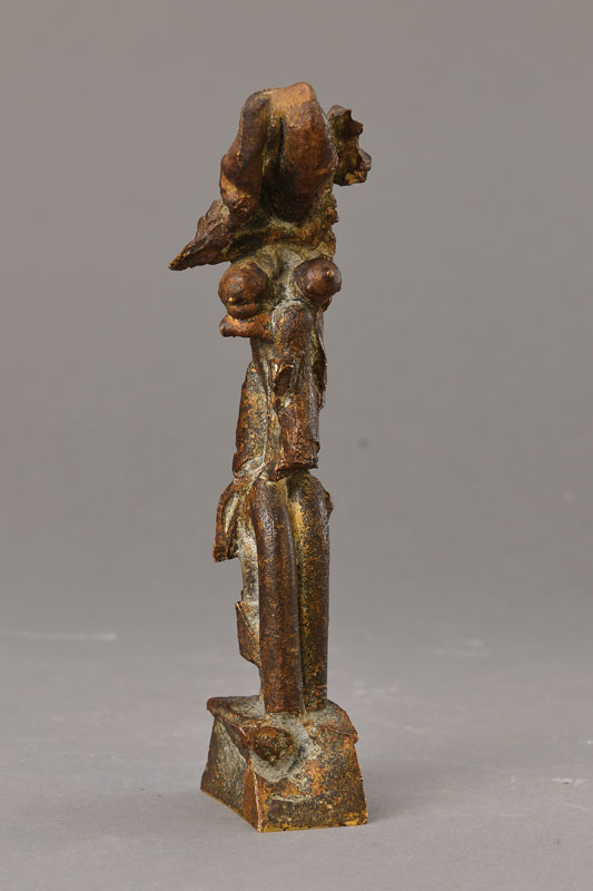 Rolf Szymanski, 1928-2013, Bronzefigur, unsigniert, Gießerstempel Barth Berlin, vor 1970, archaisierende Auffassung von Muttergottheit mit ...