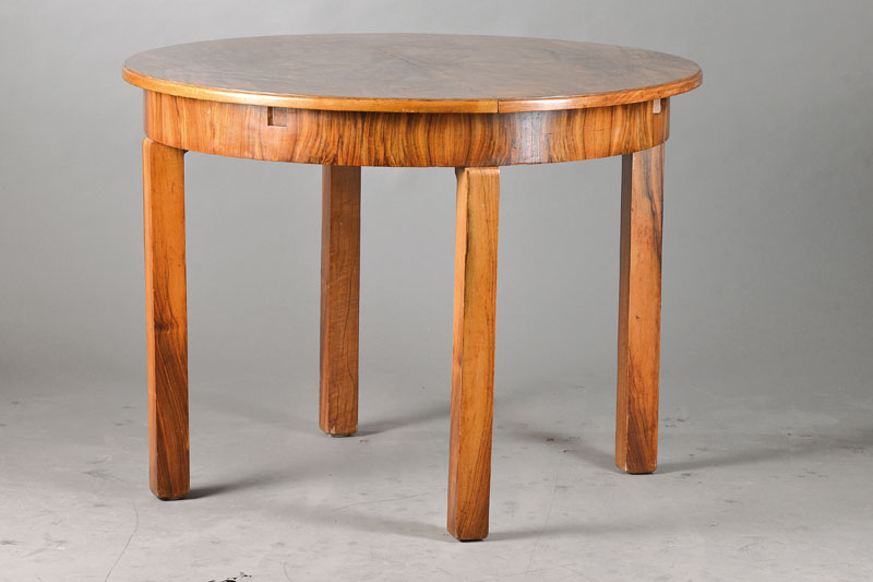 Ausziehtisch, deutsches Art-Deco, um 1930, Nussbaum furniert u. massiv, Platte auf Kreuzfuge furniert, wuchtige Beine, l. Altersschäden, ...
