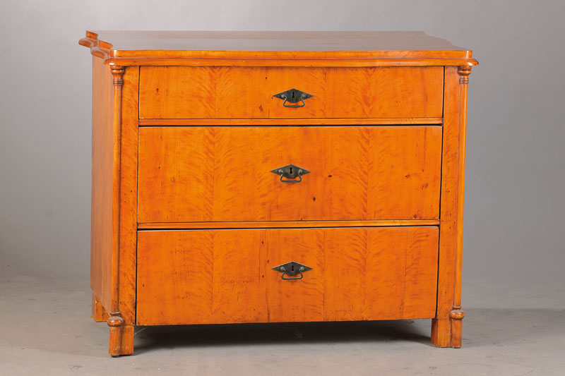 Biedermeierkommode, wohl Thüringen, um 1850/60, Birkenfurnier doppelt gespiegelt verlegt auf Weichholzkorpus, allseitig geschweift, 3- schübig, ...