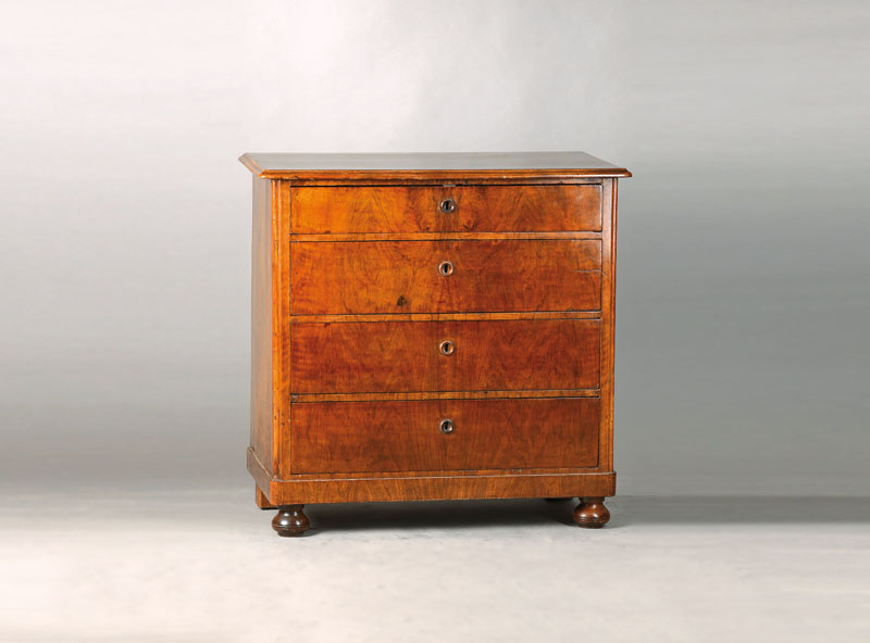 Biedermeierkommode, Nussbaumfurnier, 4- schübig, orig. Schlüsselbuxen, orig. Schlösser, Quetschfüße, schönes Furnierbild, ca. 84x86x45 cm