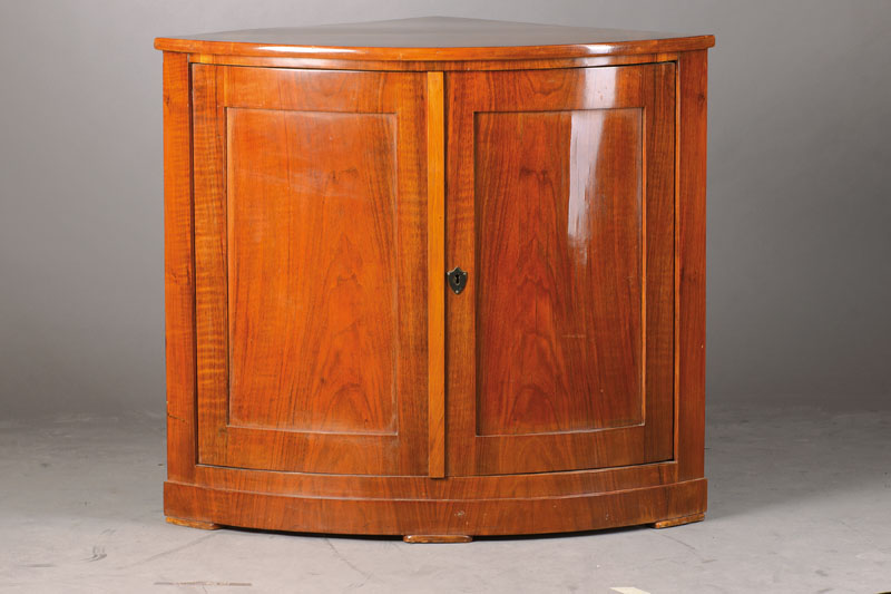 Eckschränkchen, Biedermeier ,Nussbaumfurnier gespiegelt verlegt, 2-türig, schwundrissig, Reste alten Wurmbefalls, Teile sek., Gebr.-Sch., ca. ...