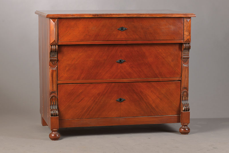 Gründerzeit-Kommode, deutsch, um 1880,Kirschbaumfurnier gespiegelt verlegt, 3-schübig, Überbauschub, typische Gründerzeitornamentik, ...