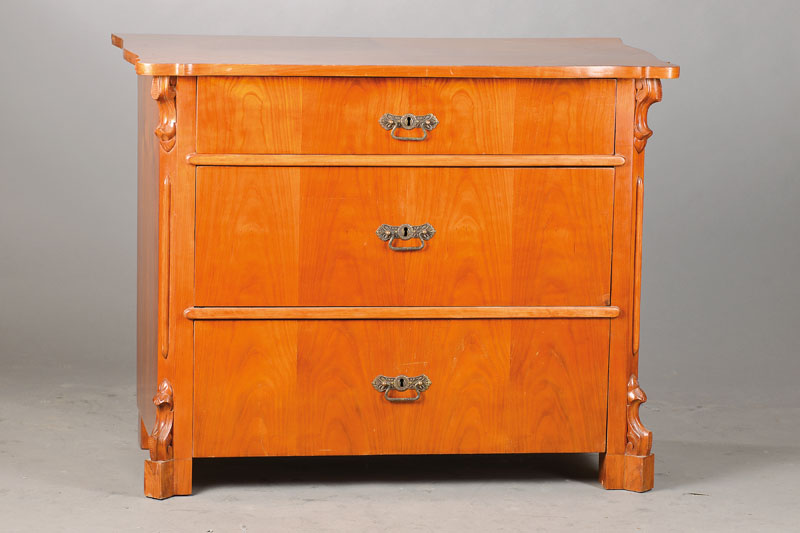 Louis-Philippe-Kommode, wohl Hessen, um 1860/70,Kirschbaumfurnier auf Kreuzfuge bzw. gespiegelt verlegt, 3-schübig,allseitig geschweift, abfallendes ...