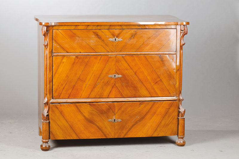 Louis-Philippe-Kommode, wohl Hessen, um 1860/70, Nussbaumfurnier gespiegelt verlegt, 3-schübig , allseitig geschweift, abfallendes Profil, ...