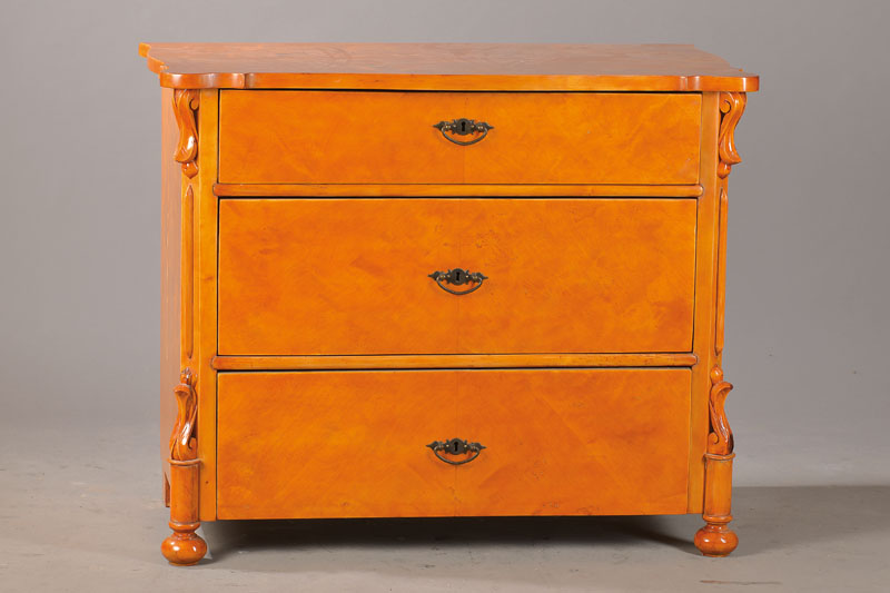 Louis-Philippe-Kommode, wohl Hessen um 1860/70, Birke Vollholz, allseitig geschweift, abfallendes Profil, Ecken abgeplattet mit Halbrundstäben, ...
