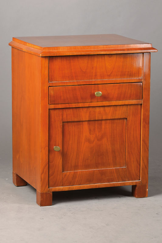 Waschkommode, deutsch um 1820, Kirschbaumfurnier gespiegelt auf Weichholzkorpus verlegt, Biedermeier, abfallendes Kantprofil, aufklappbare Platte, ...