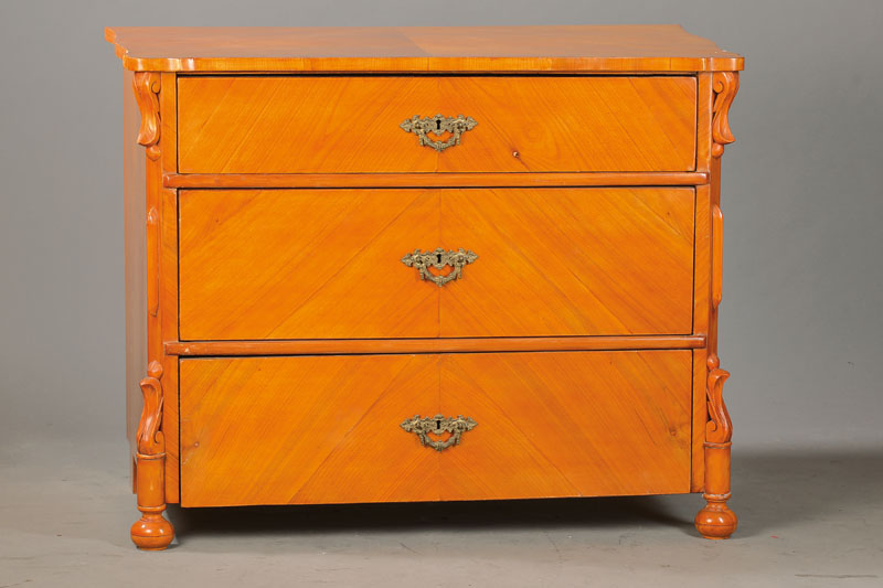 Louis-Philippe-Kommode, wohl Hessen um 1860/70, Kirschbaumfurnier gespiegelt verlegt, allseitige geschweift, abfallendes Profil, abgeplattete Ecken ...