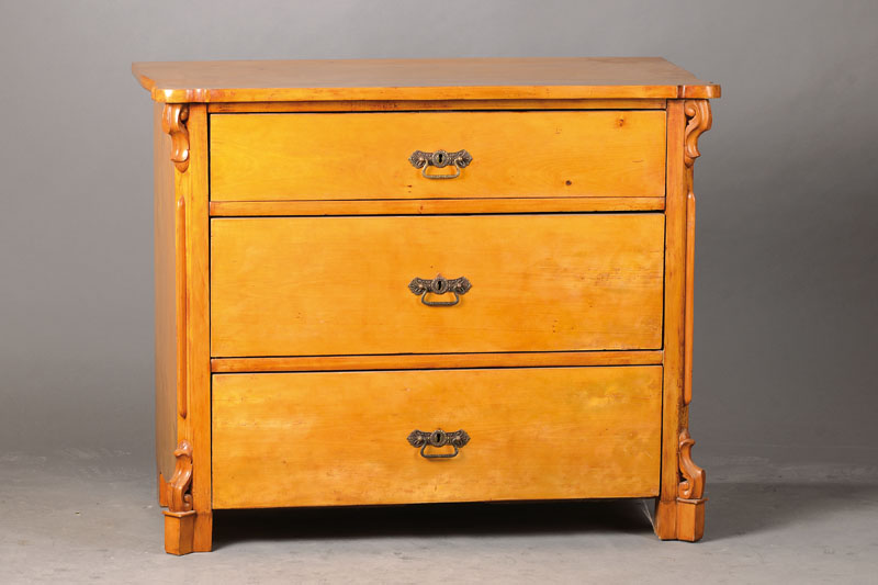 Louis-Philippe-Kommode, wohl Hessen um 1860/70,Birke, allseitige geschweift, abfallendes Profil, abgeplattete Ecken mit Halbrundstäben, unteres ...