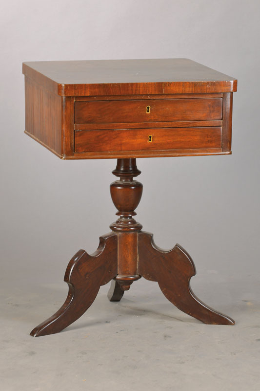 Frühes Biedermeier-Arbeitstischchen, Nussbaum furniert auf Kreuzfuge, Balustersäulemit Dreifuß, 2-schübig mit Einteilung, 1 Schloss fehlt, ca. ...