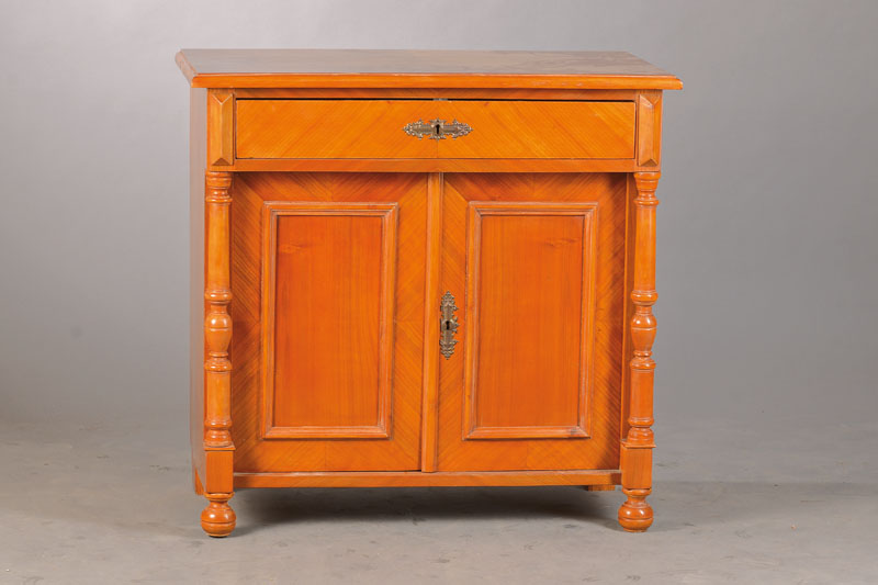 Halbschrank, deutsch um 1880, Kirschbaumfurnier gespiegelt verlegt, Überbauschub, 2-türig, seitl. Vollsäulen, Schlüssel vorhanden, Teile sek., ...