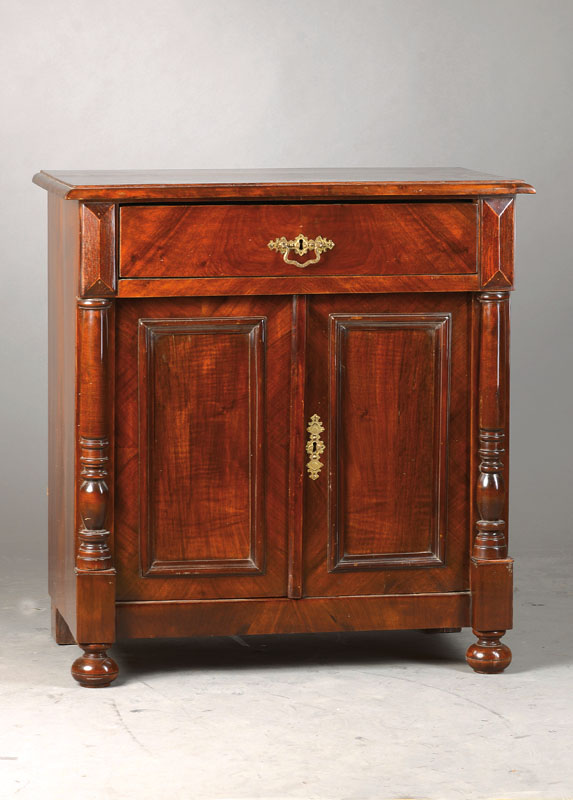 Kleiner Halbschrank, deutsch um 1880/90, Nussbaumfurnier doppelt gespiegelt verlegt, Überbauschub, seitl. Halbsäulen, sek. Schlösser, ...