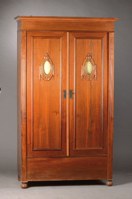 Jugendstil-Schrank, deutsch um 1905/10, Nussbaum furniert, Jugendstilornamentik, mit orig.Butzenfenster, Altersspuren, l. verzogen, schwundrissig, ...