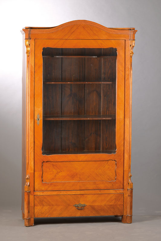 Louis-Philippe-Vitrine, wohl mitteldeutsch, um1860,Kirschbaumfurnier gespiegelt z.T. auf Kreuzfuge verlegt, geschweifter Giebel, abgeplattete Ecken ...
