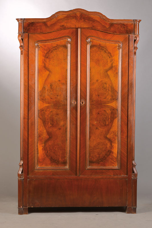 Kleiderschrank, Louis-Philippe, wohl Nord- Ost-Deutschland, um 1860, Nussbaum bzw . Wurzelnussfurnier auf Kreuzfuge u. gespiegelt verlegt, ...