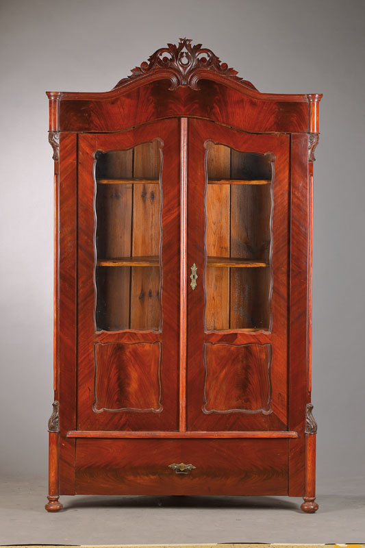 Eckvitrine, Louis-Philippe, wohl Nord-Ost- Deutschland, um 1860, Mahagoni-/Pyramidenmahagonifurnier, Brezelfüllungen, abgeplattete Ecken mit ...