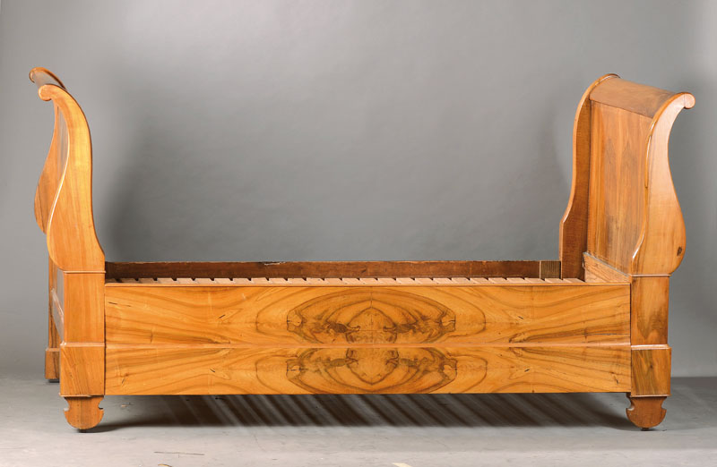 Biedermeierbett, deutsch, um 1820, Nussbau m massiv u. vielfach gespiegelt furniert, Kopf- u. Fußteil ausladend geschweift, sehr elegant, mit sek. ...